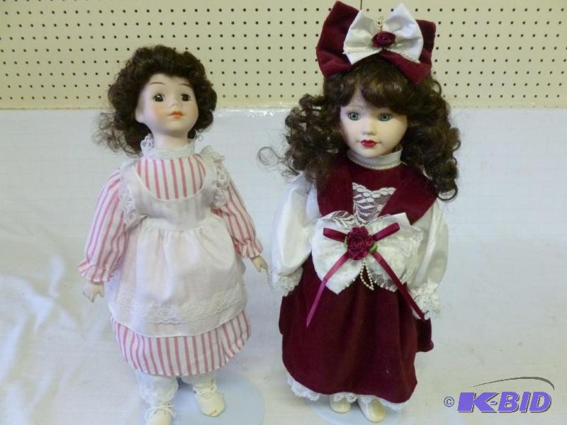 lot 107 image: Lot of two beautiful porcelain dolls, 16.5&qu...
