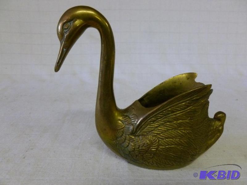 lot 123 image: Vintage cast brass swan decoration that measu...