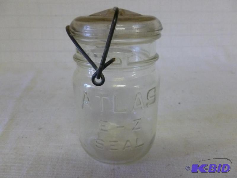 lot 128 image: Vintage Atlas E-Z Seal bail lid with glass li...