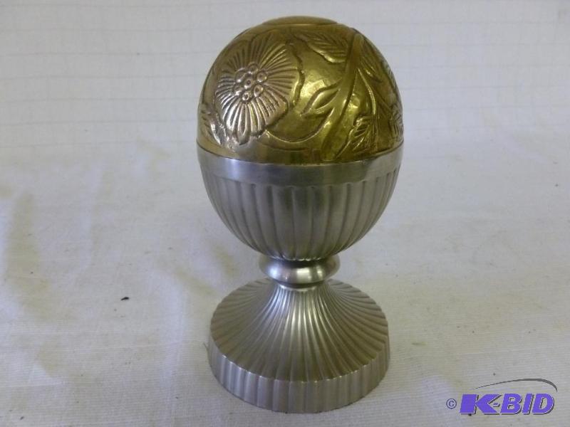 lot 137 image: Large vintage cast brass mantle decoration th...