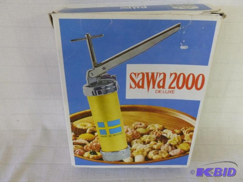 lot 155 image: Vintage Sawa 2000 Deluxe cookie press, made i...