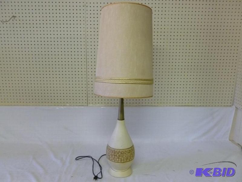 lot 40 image: Beautiful vintage end table lamp that measure...