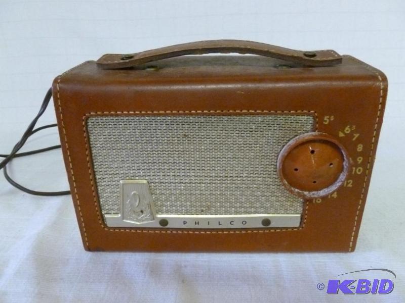 lot 93 image: Vintage Philco AM tube radio, comes in a genu...