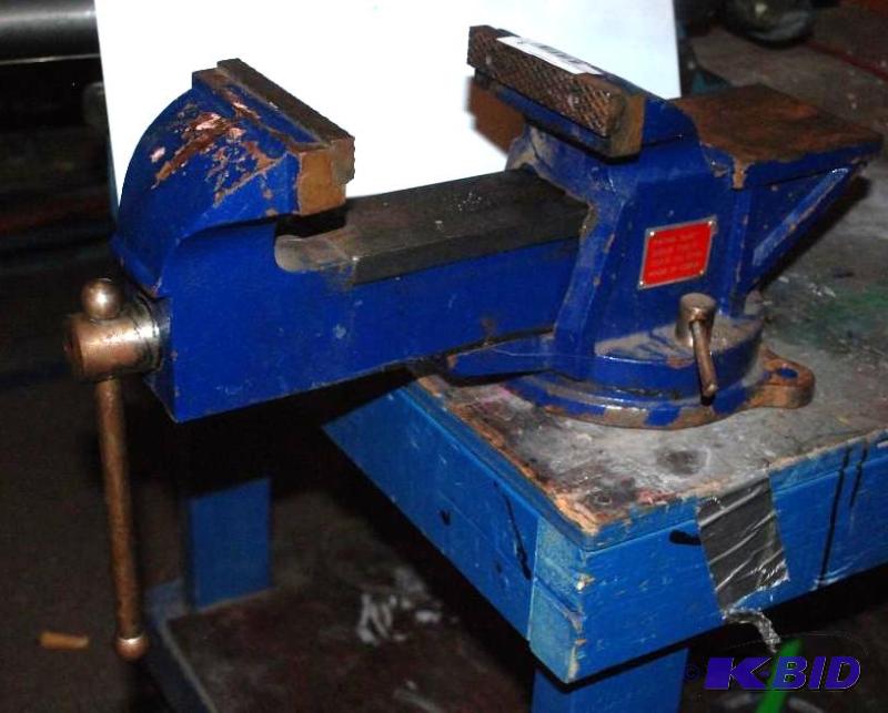 lot 9 image: Swivel bench vise 5" jaw, 6" jaw c...