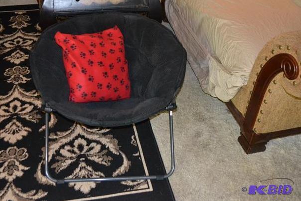 Round foldable black bucket lounge chair. Red...