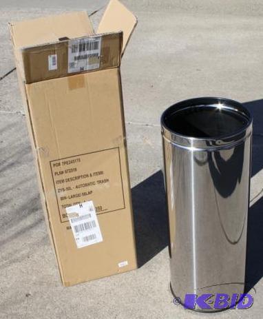 Chrome Sensor Trash Can with inner bucket. Me...