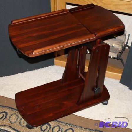 Desk table on wheels with adjustable angle an...