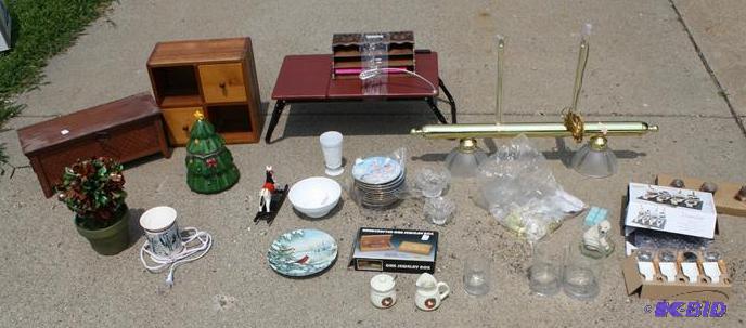 Large Lot of Collectibles and Decor   Porcel...
