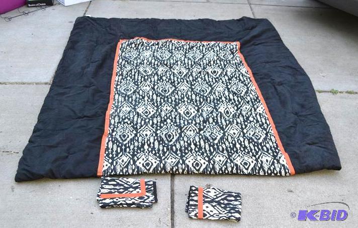 New comforter with 2 pillow cases 92x85&quot...