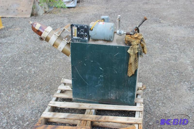 lot 34 image: 50 Gallon Day Tank With Electric Pump Simplex...