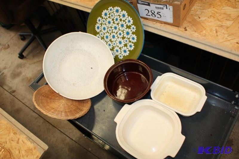 Lot of (6) Kitchen Bowls, Trays, Pots and mor...