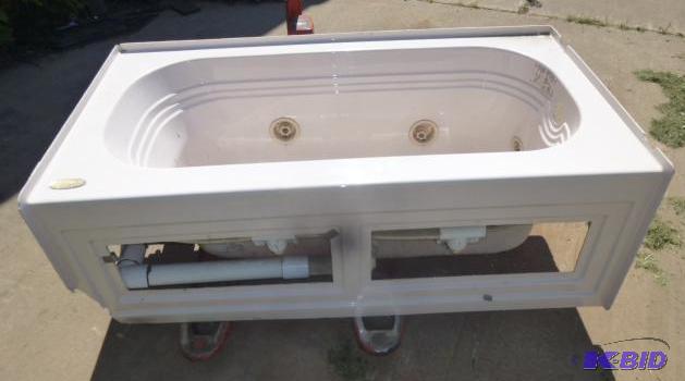 lot 33 image: Jacuzzi Brand Whirl Pool Bath Tub In Good Wor...