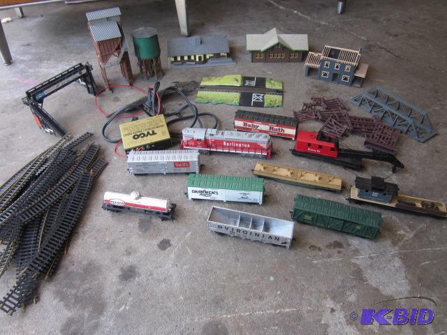 lot 101 image: Large lot of vintage Tyco electric train set,...