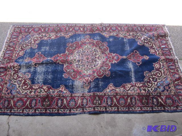 lot 106 image: 6 foot x 4 foot area rug....