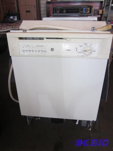 lot 114 image: GE Nautilus Dishwasher, works. ...
