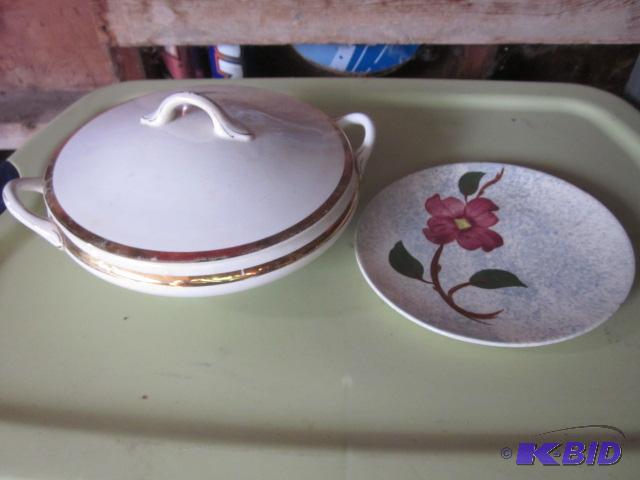 lot 32 image: 8 inch Buffalo Pottery lidded casserole dish,...