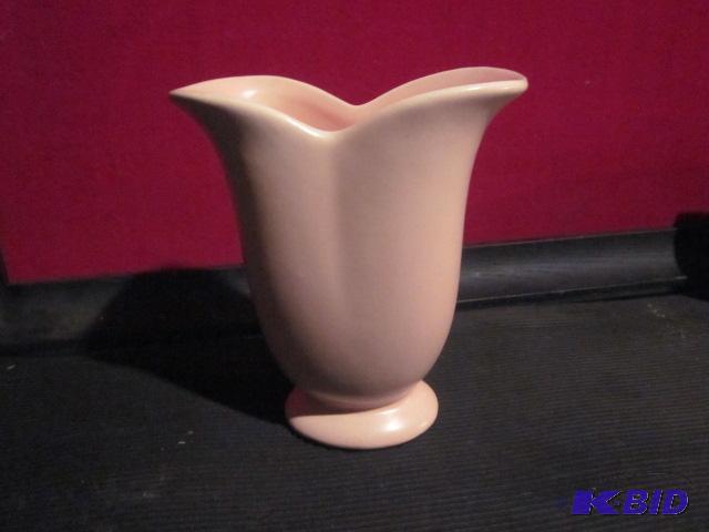 lot 38 image: Vintage 6 inch pink Red Wing Tulip Vase, sign...