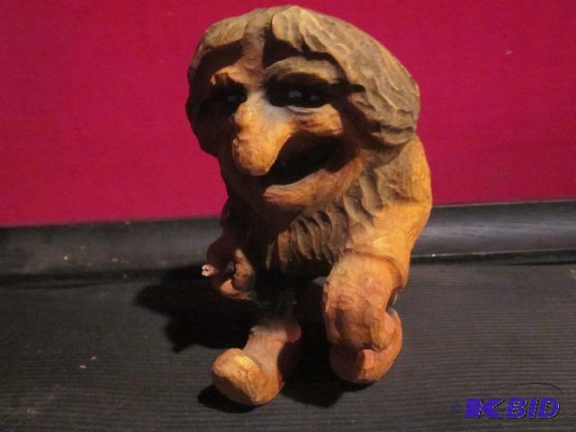 lot 40 image: Highly collectible 6 inch hand carved wooden ...