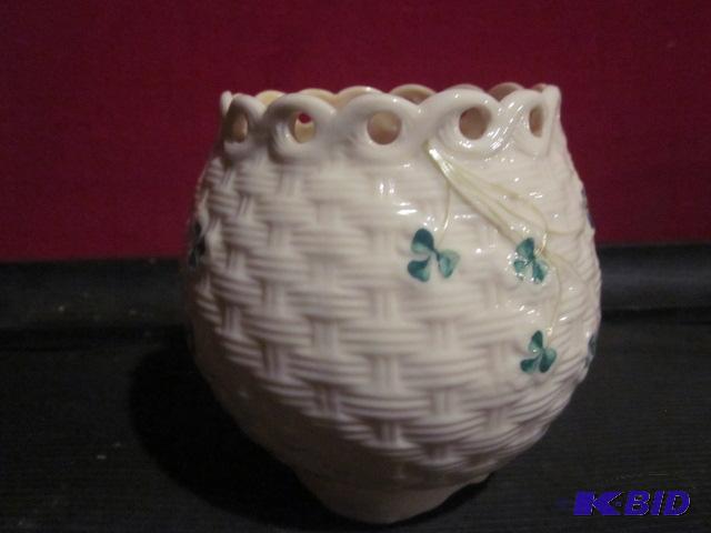lot 42 image: Highly collectible 5 inch Belleek Ireland Bas...