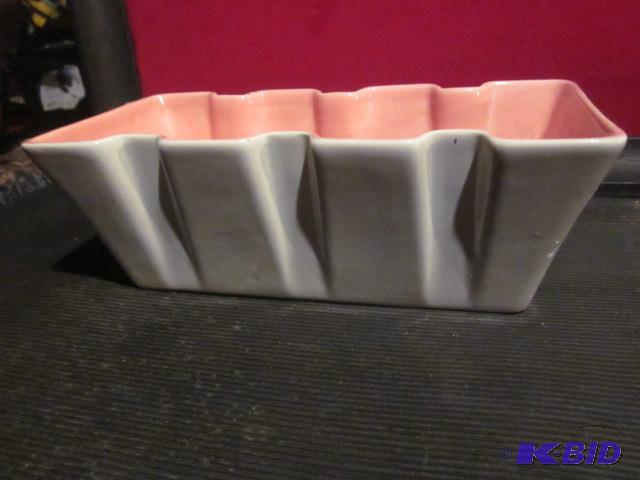 lot 43 image: 10 inch gray and pink Red Wing planter, no ch...