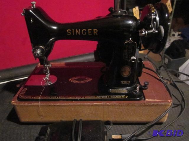 lot 47 image: Antique Singer Sewing Machine