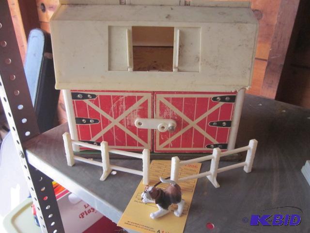 lot 6 image: Vintage 1967 Fisher Price Barn yard, that doo...