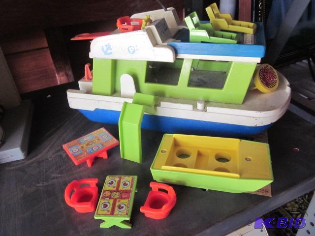 lot 8 image: Vintage Fisher Price #985 House Boat with lot...