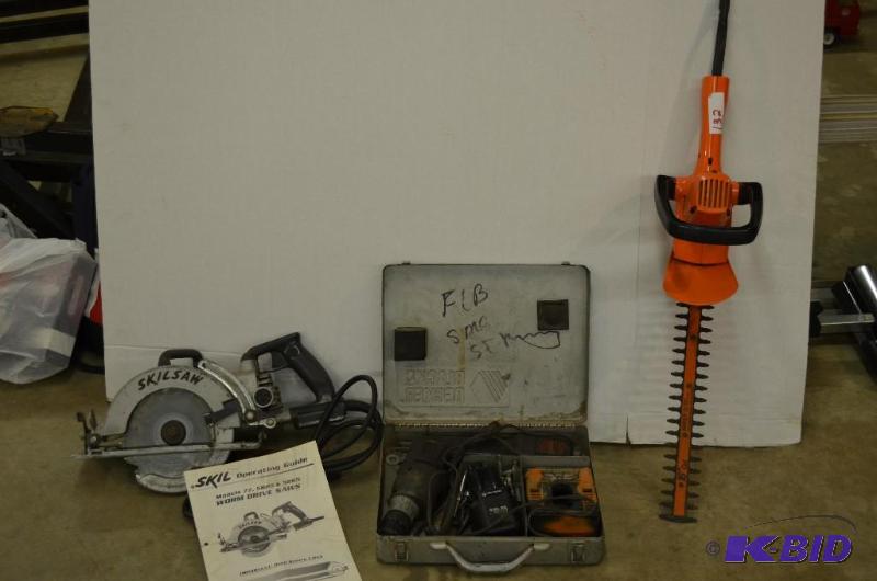 lot 132 image: Skil Worm Drive Saw Model 77&nbspwith manu...