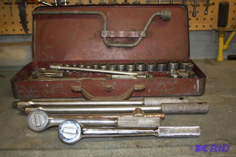 lot 165 image: Box with hand ratchets and sockets - please i...