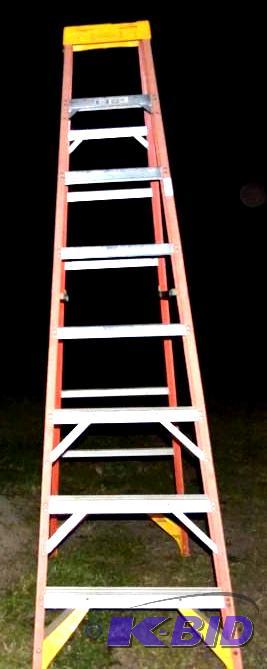 lot 28 image: Werner 8ft. tall ladder...