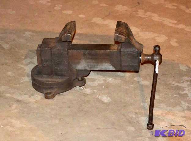 lot 7 image: Antique Bull Dog #93 Prentiss Vise from Prent...