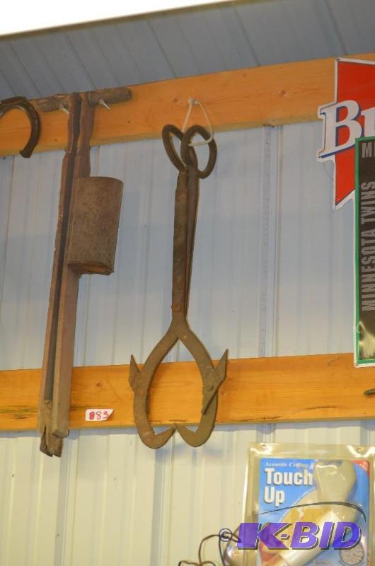 lot 83 image: Antique Ice Block or Hay Grabber Antique Corn...