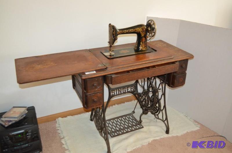 lot 109 image: The Singer Manufacturing Co., Treadle Singer ...