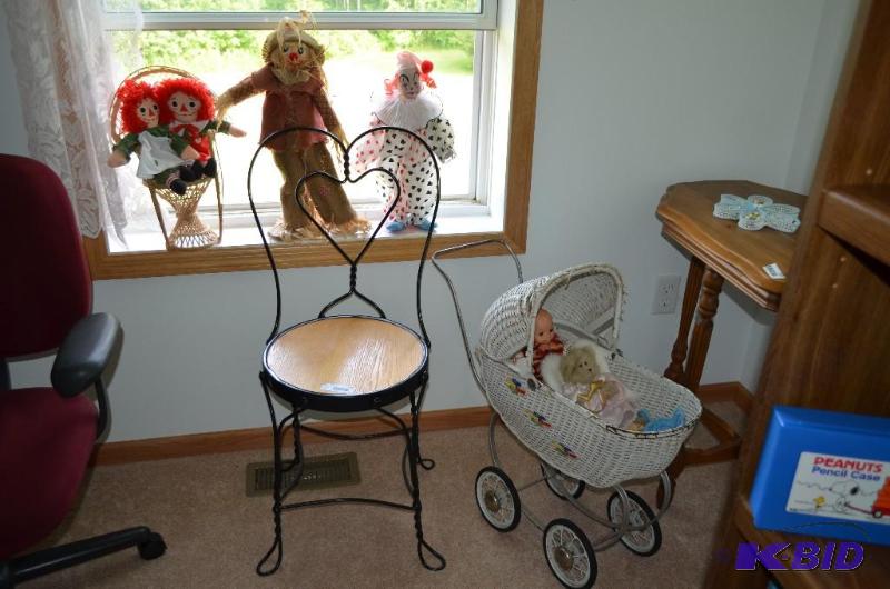 lot 142 image: Raggedy Ann & Andy with lots of hair si...