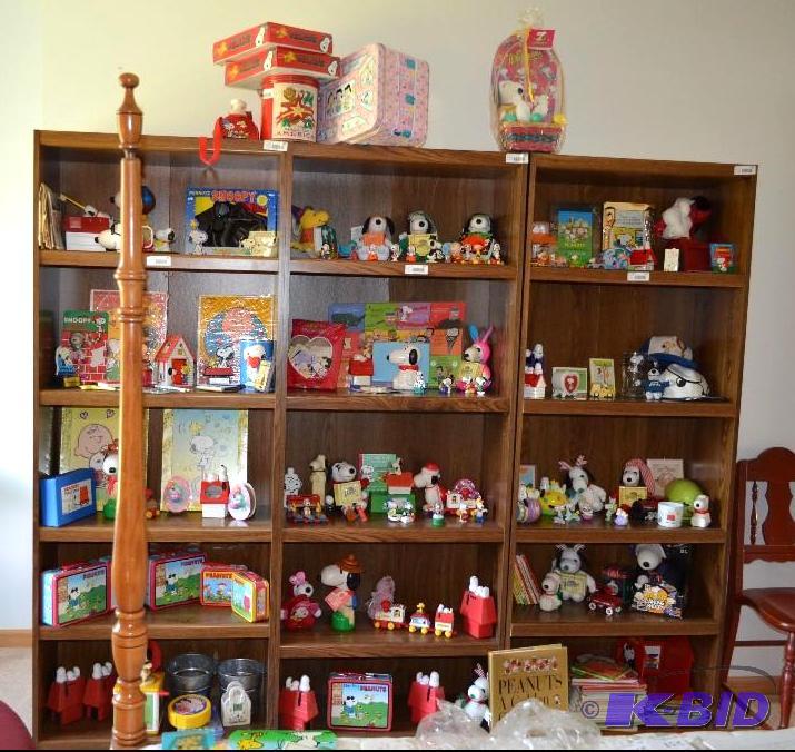 lot 146 image: Wood display shelf - 5 shelves - 71.25 x 28 x...
