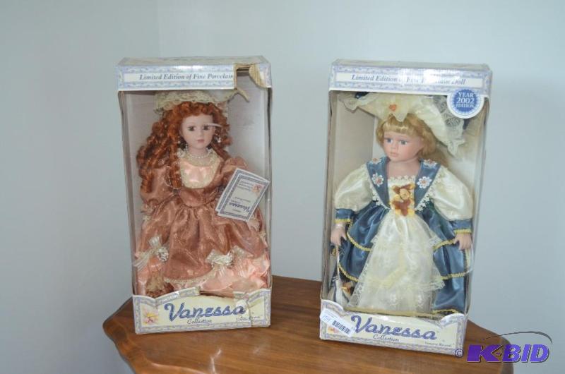 lot 154 image: 2 dolls in boxes Vanessa Collection by Vanes...