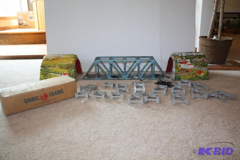 lot 191 image: Lot of Vintage Lionel accessories including ...