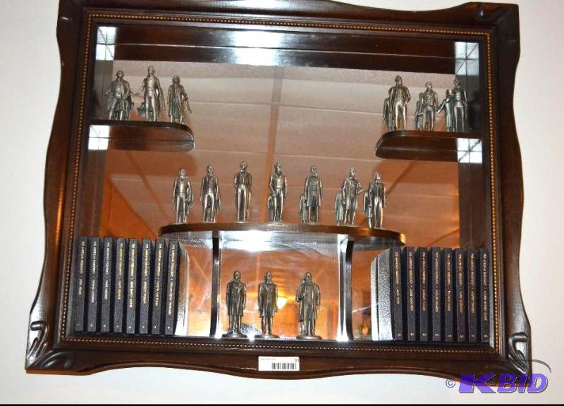 lot 21 image: Beautiful Mirrored display with Collection of...