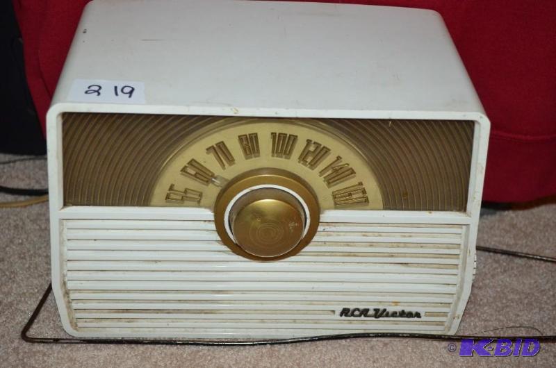 lot 219 image: RCA Victor Radio - Vintage may be 1952 Model ...