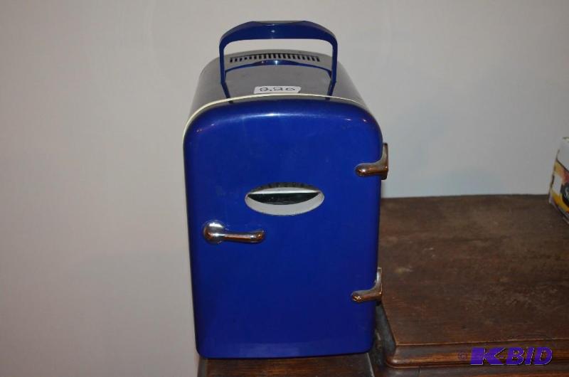 lot 220 image: Portable Mini Fridge or Warmer includes Car C...
