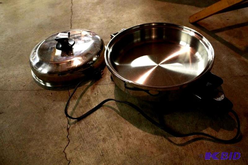 lot 259 image: Metal Electric Skillet with lid. &nbspLooks ...