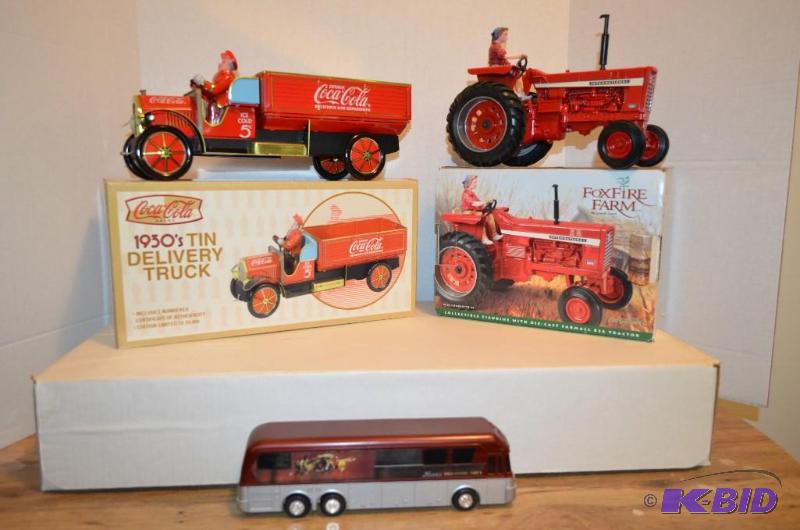 lot 45 image: 3 pieces replicas by ERTL and Xonex   Coca-Co...