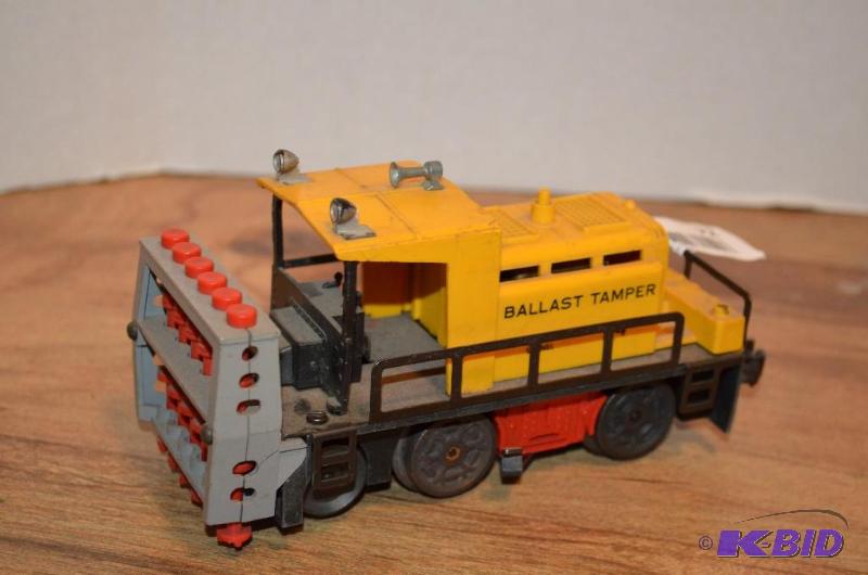 lot 72 image: Ballast tamper, 54, part no. 5416. Lionel tra...