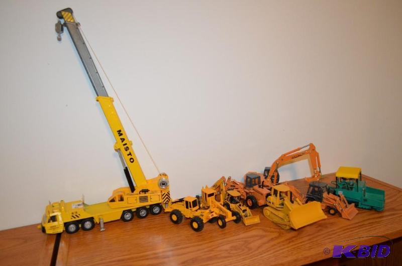 lot 76 image: Lot of Vintage Construction trucks and tracto...