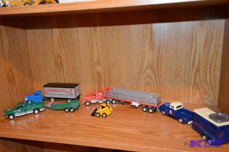 lot 83 image: 4 pieces Lionel Train Accessories.  &quotI...