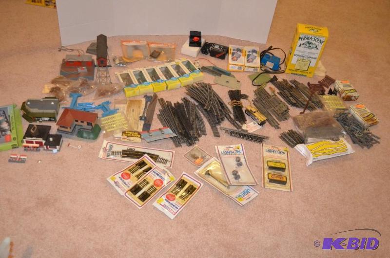 lot 94 image: Large lot of HO Train Accessories including ...