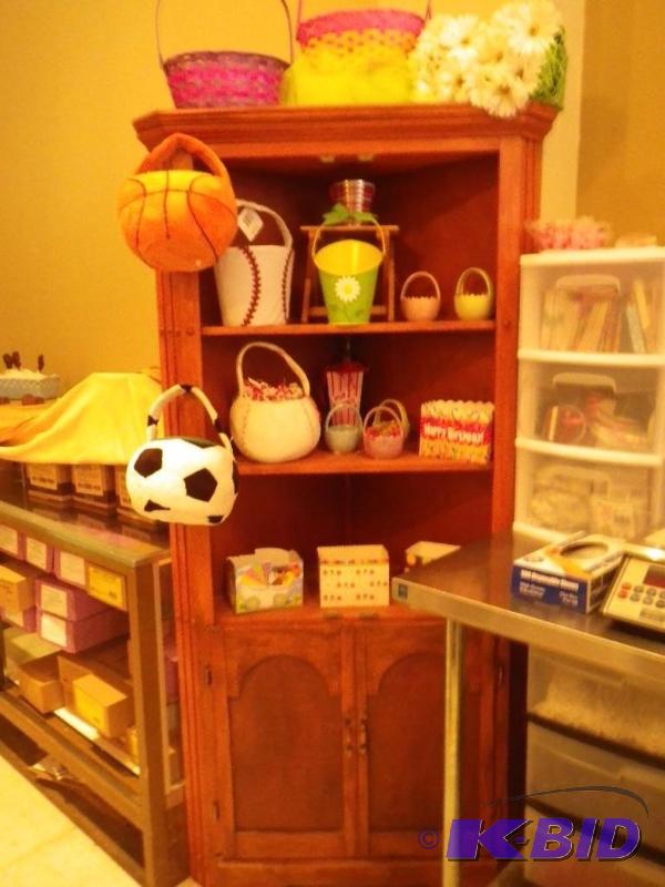 lot 11 image: Corner shelf unit display...