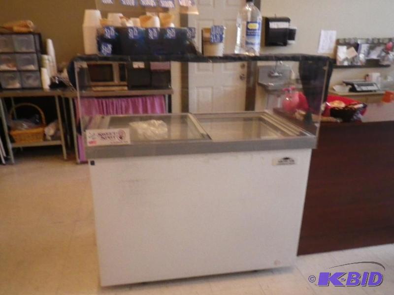 lot 18 image: Ice Cream cooler with front surround 4l x 28...