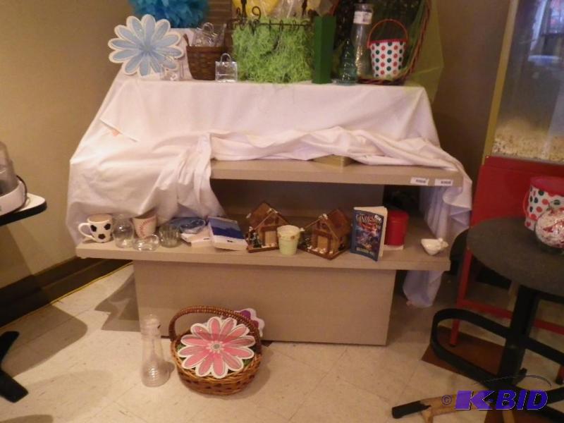 lot 26 image: 4 sided merchandising display 5 l x 44"...