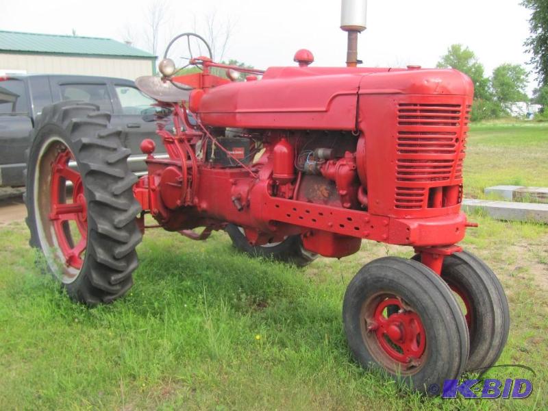 Approx 1941 Farmall&nbspM &nbsp runs and dr...